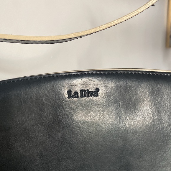 Vintage black and cream minimalist shoulder bag with lime green interior 🍋🟩 - Picture 3 of 5